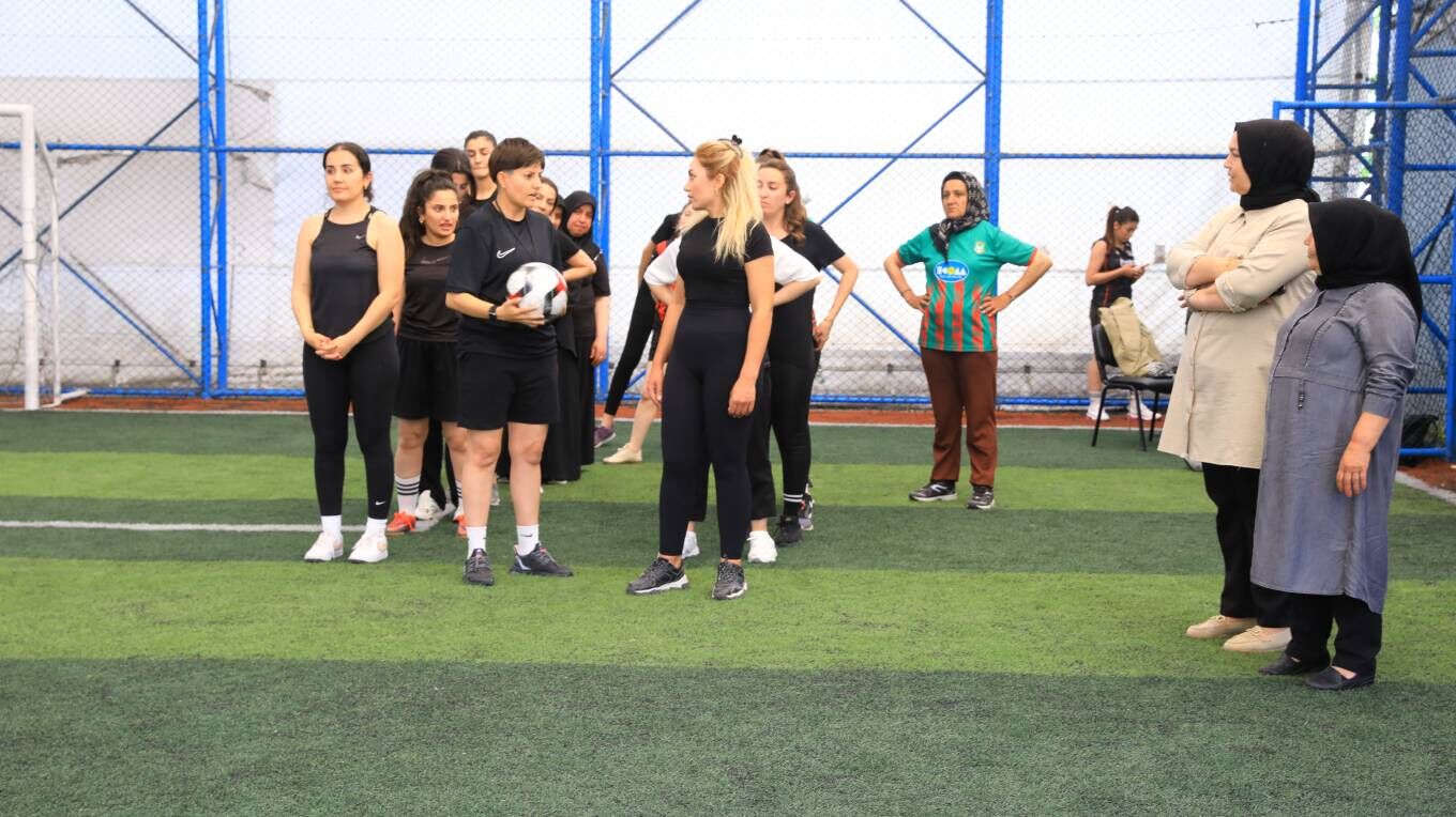 Van’da “Gülistan Doku Kadın Futbol Turnuvası” Başladı (1)