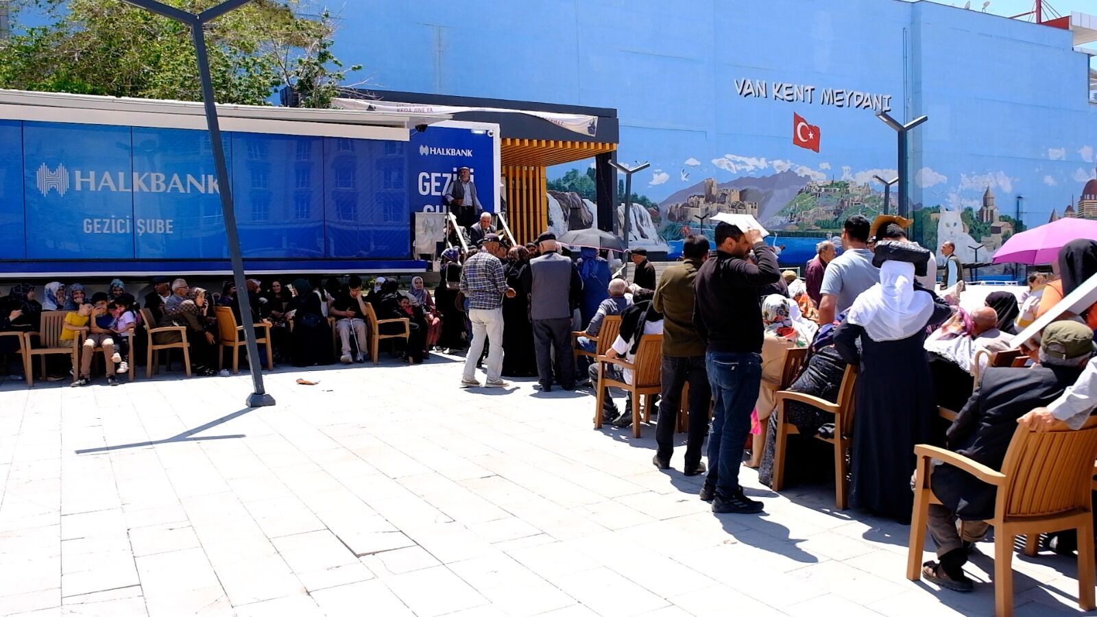 Van’da Kart Kuyruğu Çilesi Üç Gündür Sıradayım, Kartımı Alamıyorum” (3)