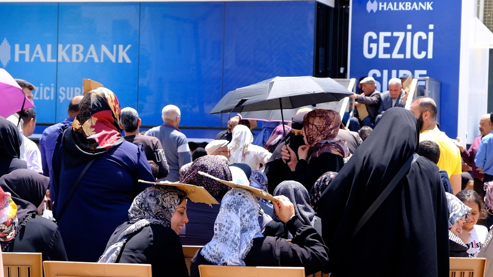 Van’da Kart Kuyruğu Çilesi Üç Gündür Sıradayım, Kartımı Alamıyorum” (4)