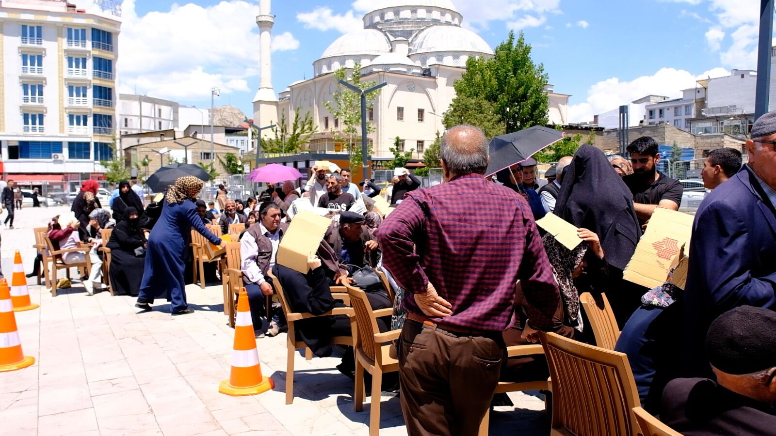 Van’da Kart Kuyruğu Çilesi Üç Gündür Sıradayım, Kartımı Alamıyorum” (5)