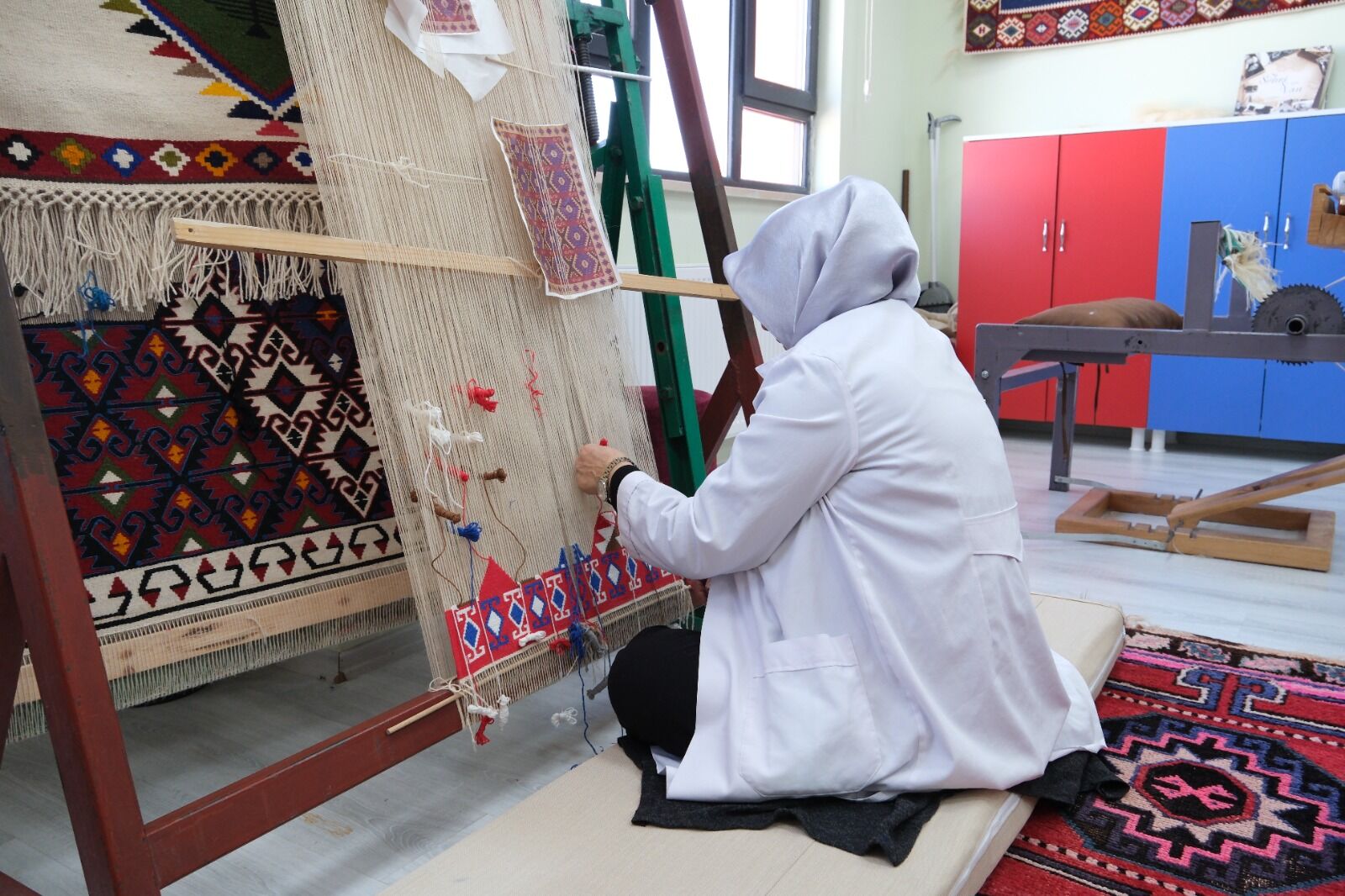 Van’da Kilim Motifleri Modern Kıyafetlerle Geleceğe Taşınıyor (6)