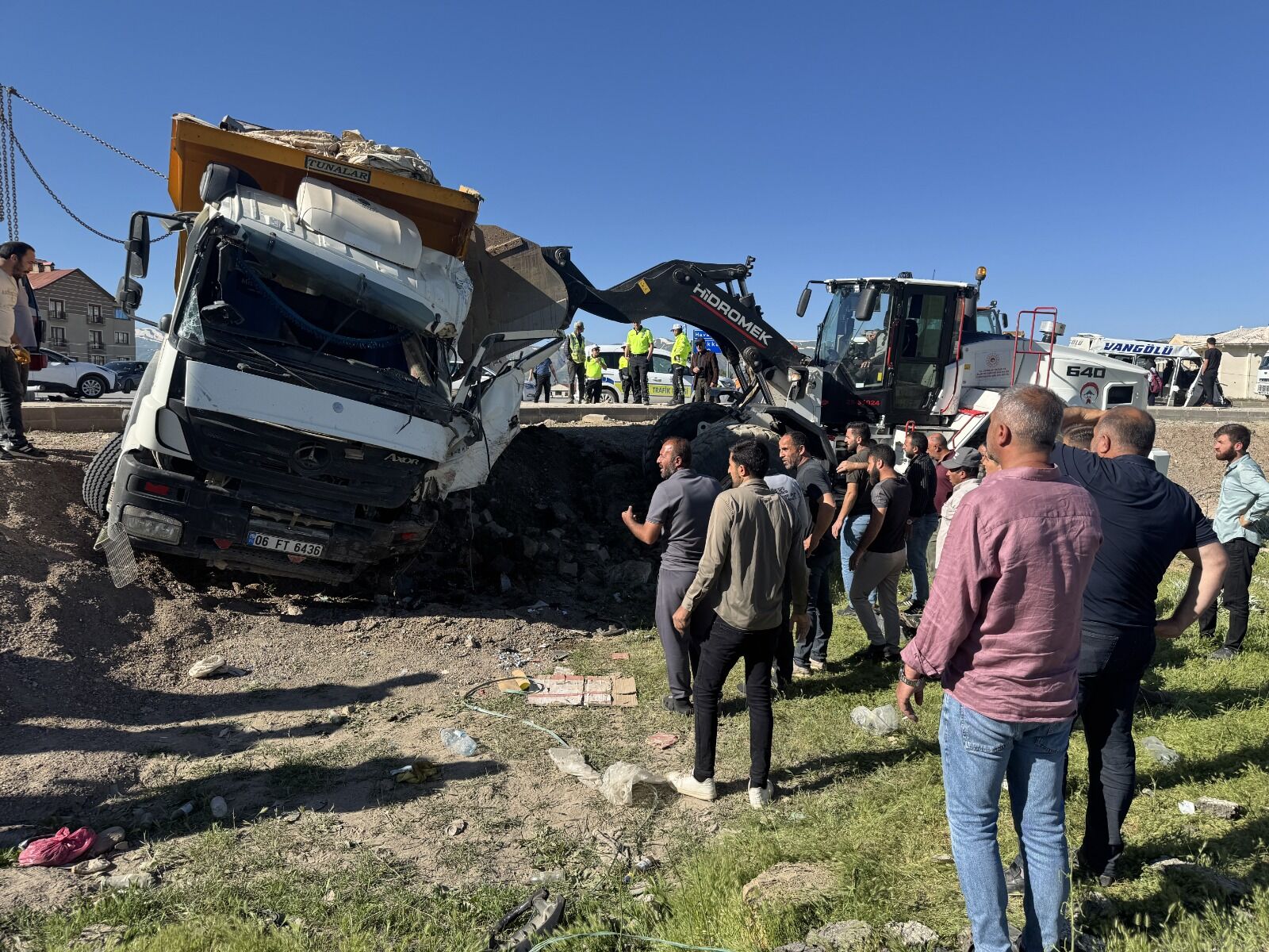 Vangölü Minibüsü Ile Kamyon Çarpıştı 2 Ölü (3)