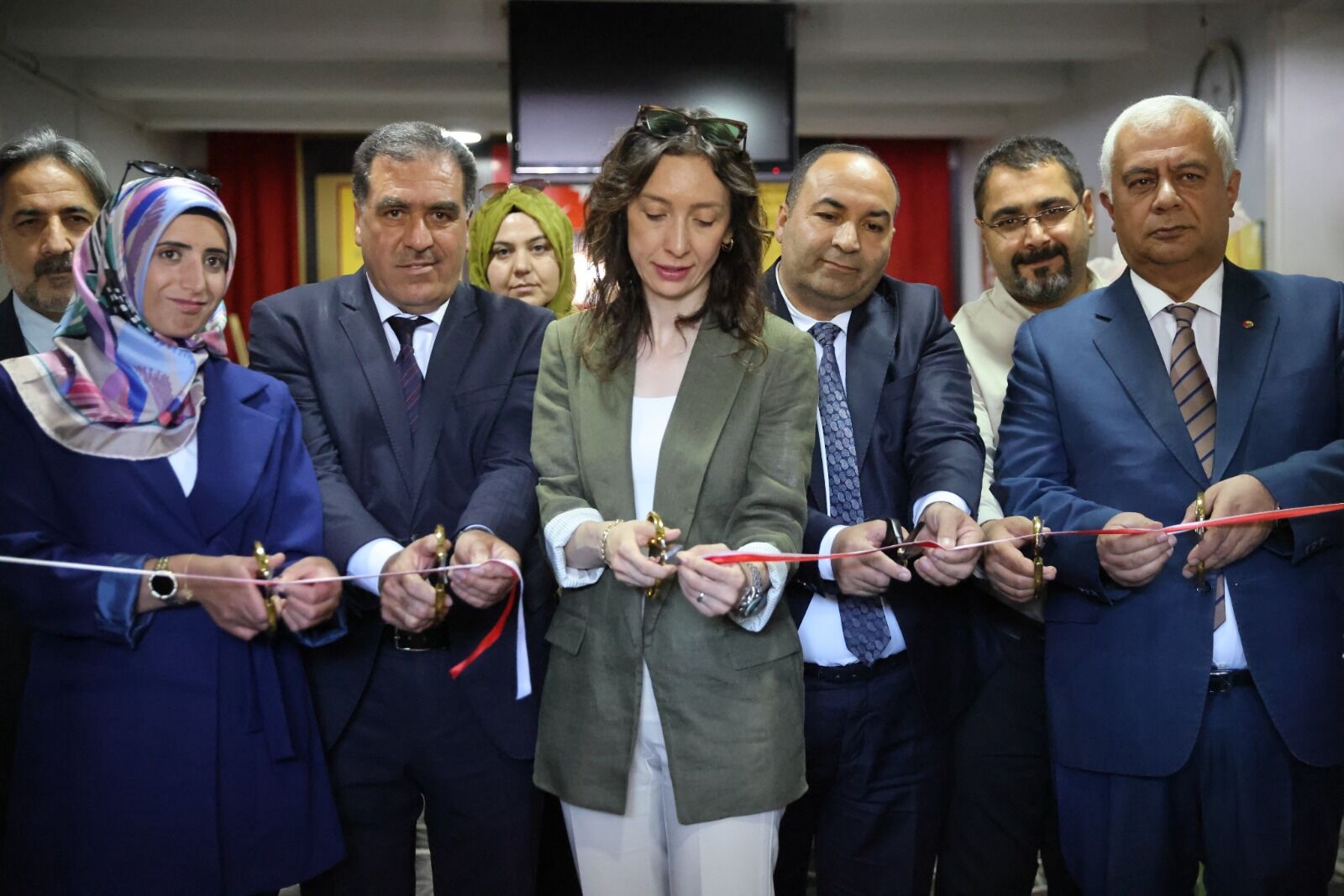 Van’ın Erciş Ilçesinde Hayat Boyu Öğrenme Haftası Kapsamında Düzenlenen Etkinlikte Halk Oyunları Gösterileri, Türküler Ve Yıl Boyunca Üretilen El Emeği Ürünlerin Sergisi Yer Aldı (1)