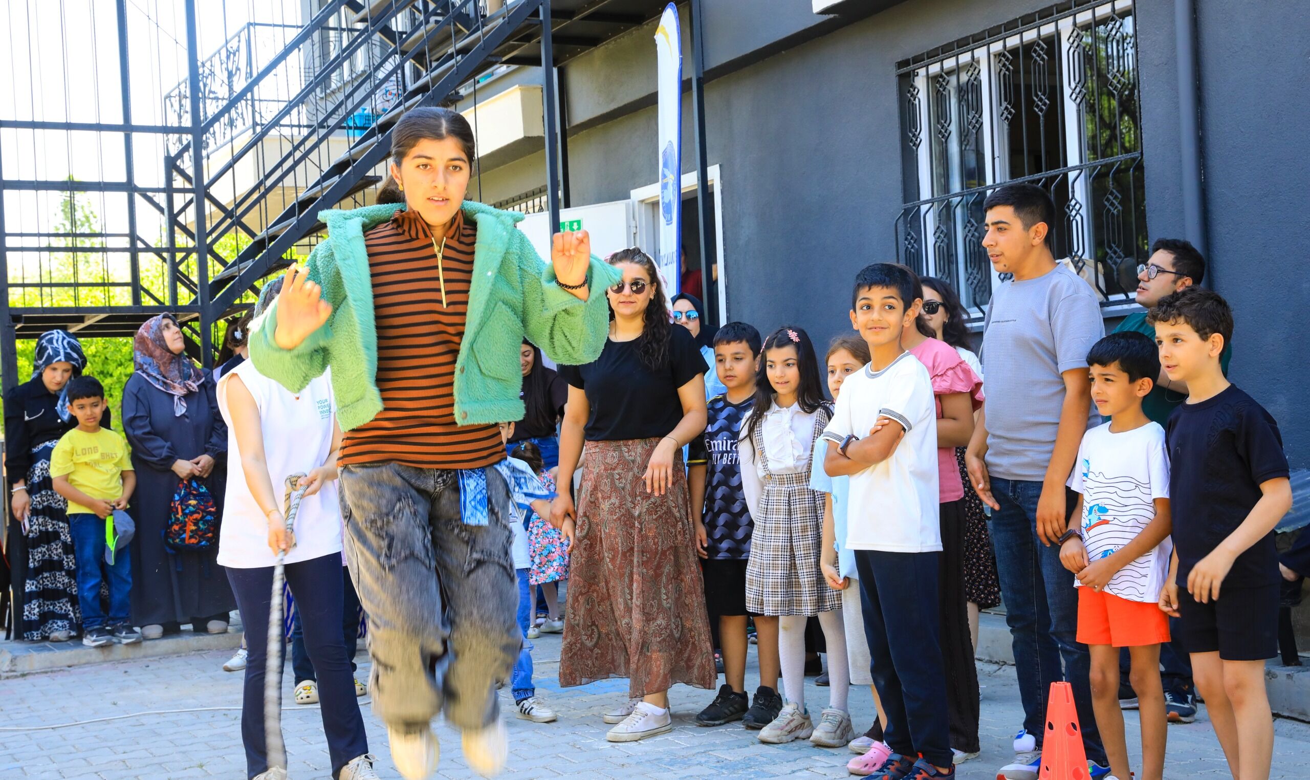 Van'ın İpekyolu Belediyesi, Engelli Öğrencilerin Karne Sevincine Ortak Olmak Ve Sosyal Yaşama Katılımlarını Desteklemek Amacıyla Karne Şenliği Düzenledi (1)