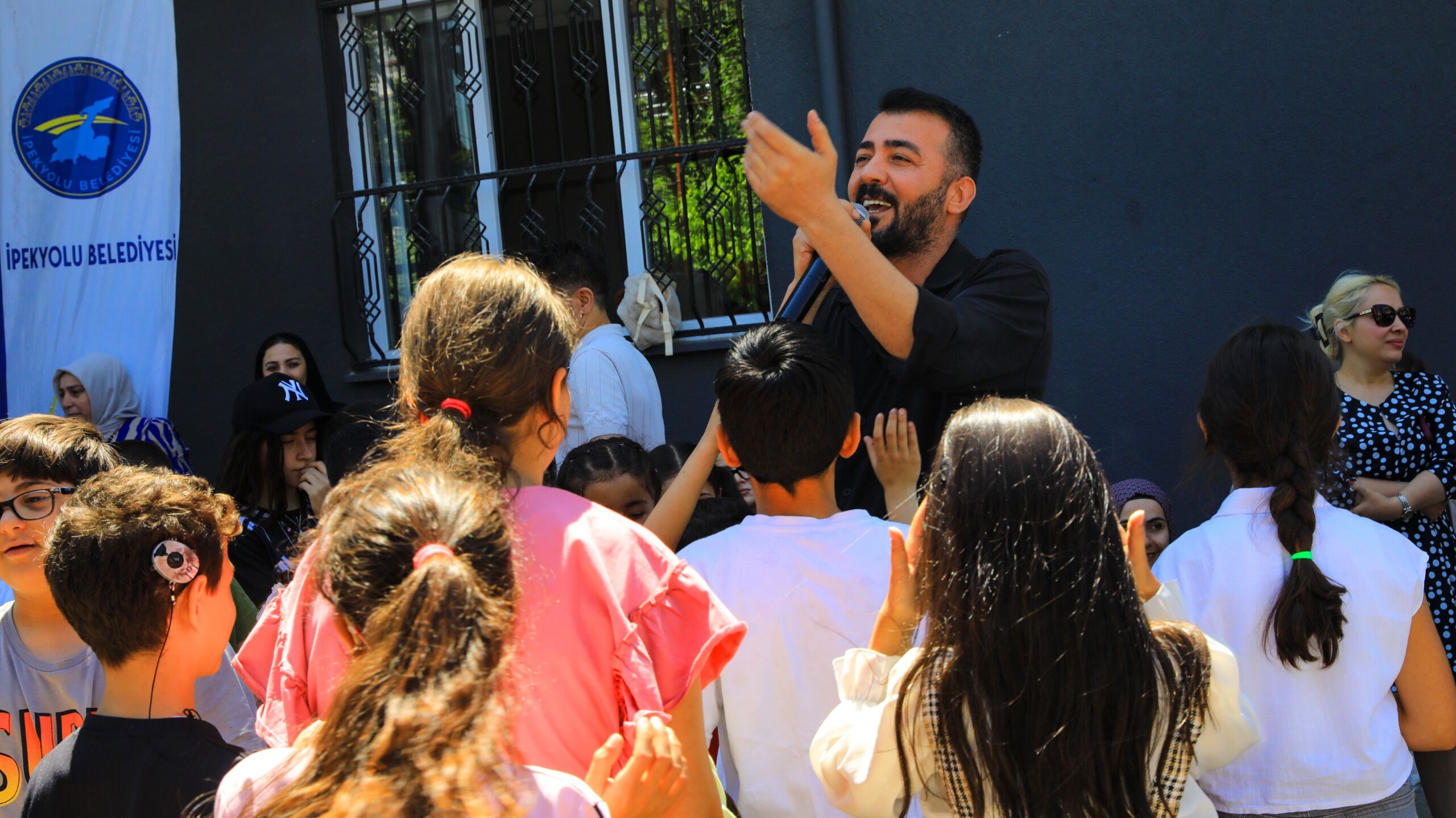 Van'ın İpekyolu Belediyesi, Engelli Öğrencilerin Karne Sevincine Ortak Olmak Ve Sosyal Yaşama Katılımlarını Desteklemek Amacıyla Karne Şenliği Düzenledi (4)