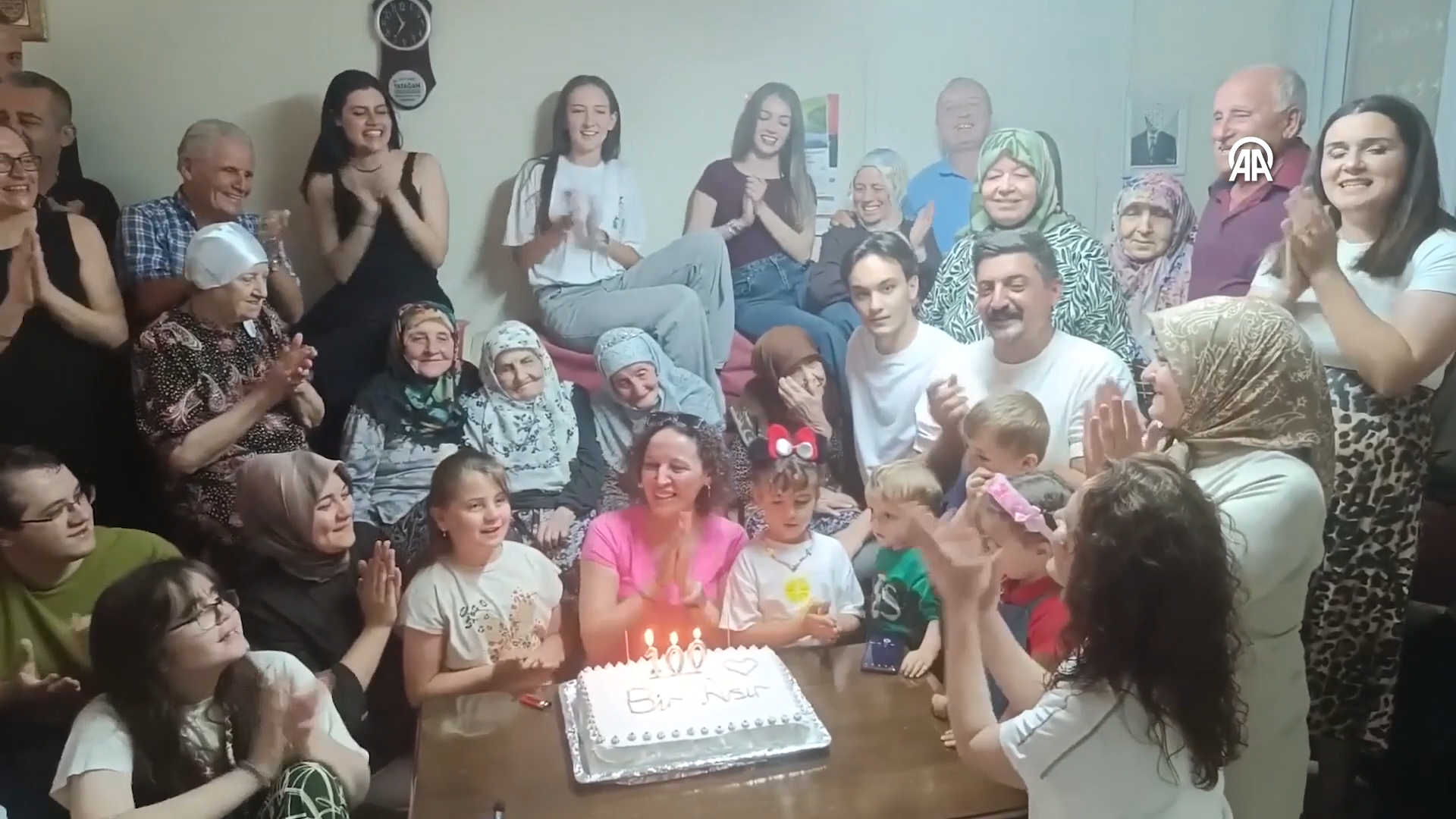 Bilecik'in Pazaryeri Ilçesinde Yaşayan Ve Ilçenin En Yaşlı Sakinlerinden Biri Olan Ümmügül Yıldız, 100'Üncü Yaş Gününü Ailesinin Hazırladığı Sürpriz Kutlamayla Karşıladı (1)