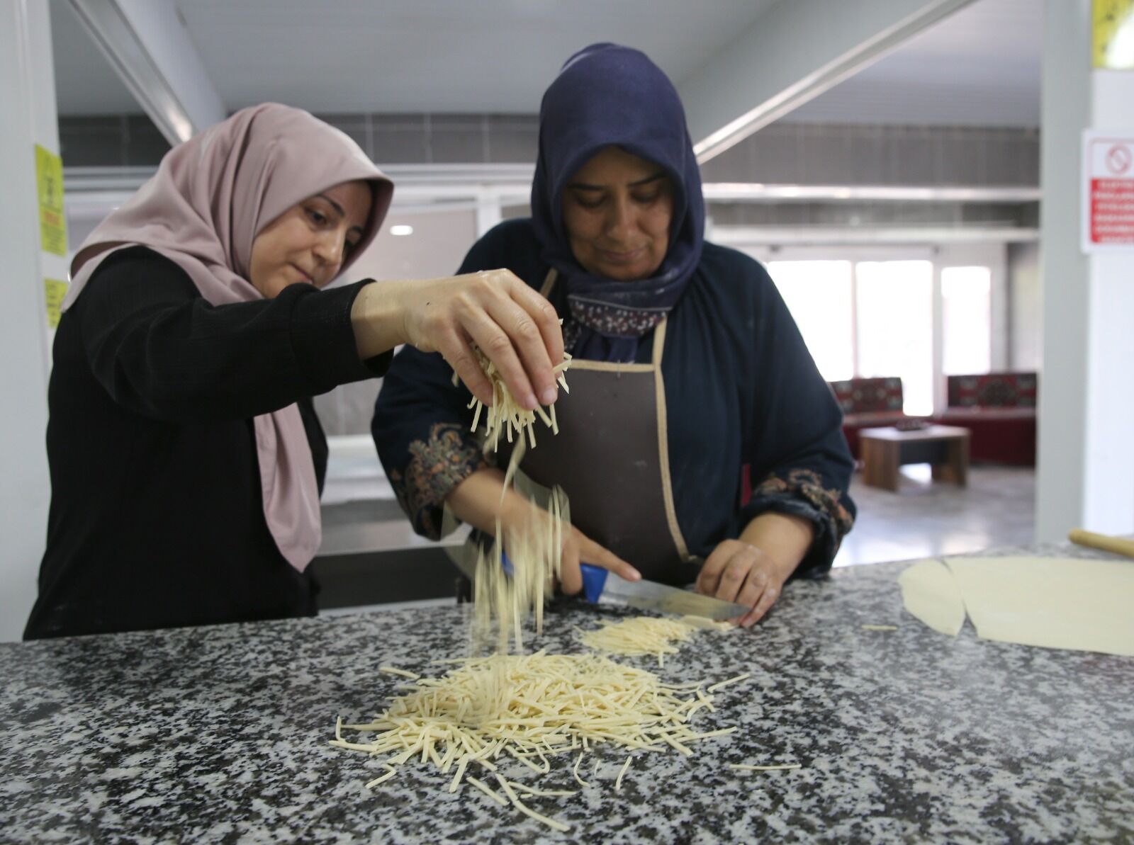 Bitlis'in Adilcevaz Ilçesinde Yaklaşık Iki Yıl Önce Güçlerini Birleştirerek Kooperatif Kuran Kadın Girişimciler, Hazırladıkları Yöresel Ürünleri Satışa Sunarak Ekonomiye Katkı Sağlıyor (4)