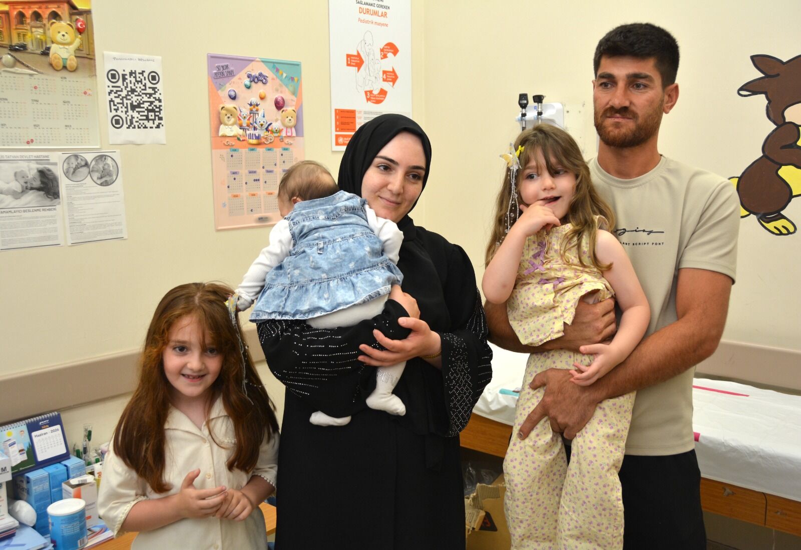 Bitlis'in Tatvan Ilçesinde Evde Saat Pili Yutan 3 Yaşındaki Mihrimah Uğuryurt, Ailesi Tarafından Tatvan Devlet Hastanesine Götürüldü (2)