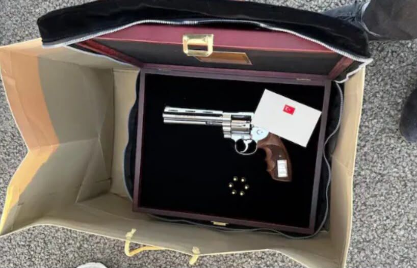 Cumhurbaşkanı Recep Tayyip Erdoğan'ın Ankara'da Düzenlenen Nato Zirvesi'ne Katılan Liderlere Isimlerine Özel Hazırlatılan Gümüşay .357 Magnum Revolverleri Hediye Ettiği Ortaya Çıktı (1)