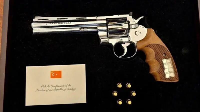 Cumhurbaşkanı Recep Tayyip Erdoğan'ın Ankara'da Düzenlenen Nato Zirvesi'ne Katılan Liderlere Isimlerine Özel Hazırlatılan Gümüşay .357 Magnum Revolverleri Hediye Ettiği Ortaya Çıktı (3)