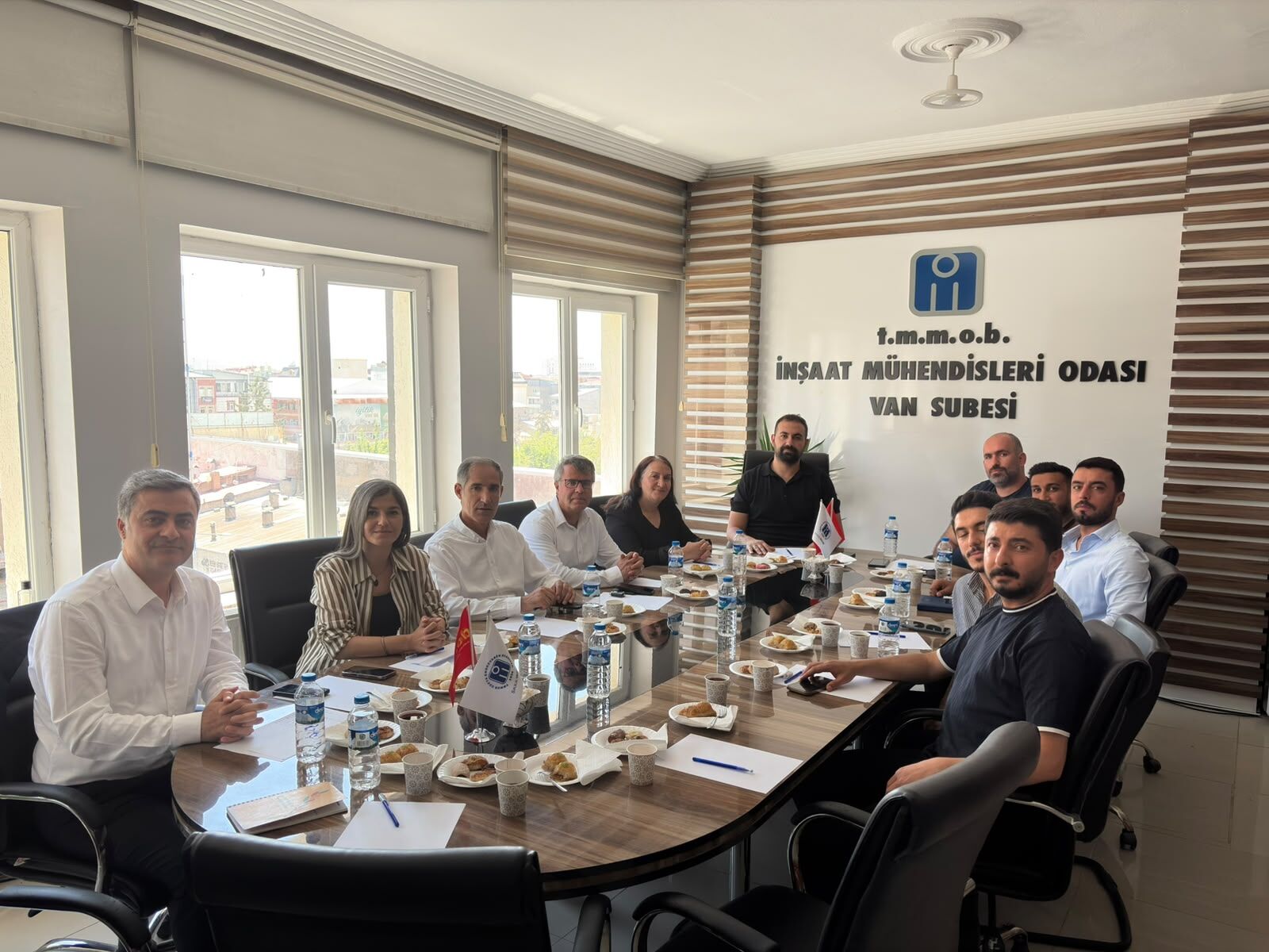 Dem Parti Heyeti, Van Spor Futbol Kulübü Ile İnşaat Mühendisleri Odası Ve Harita Ve Kadastro Mühendisleri Odası'nı Ziyaret Ederek; Kentin Sorunlarını, Sporun Birleştirici Gücünü Ve Sivil Toplumla Iş Birliğini Ele Aldı (1)