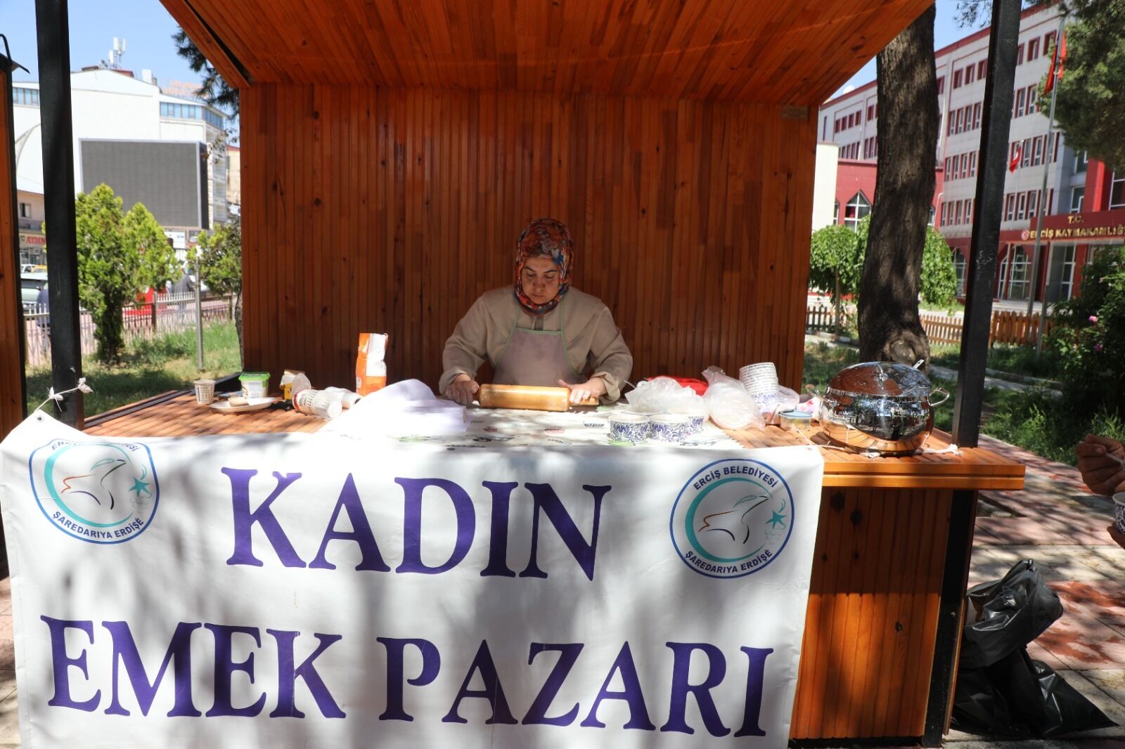 Erciş’te Kurulan Kadın Emek Pazarı'nda Kadınlar, El Emeği Ve Yöresel Ürünlerini Satışa Sunarak Aile Ekonomilerine Katkı Sağlıyor (1)