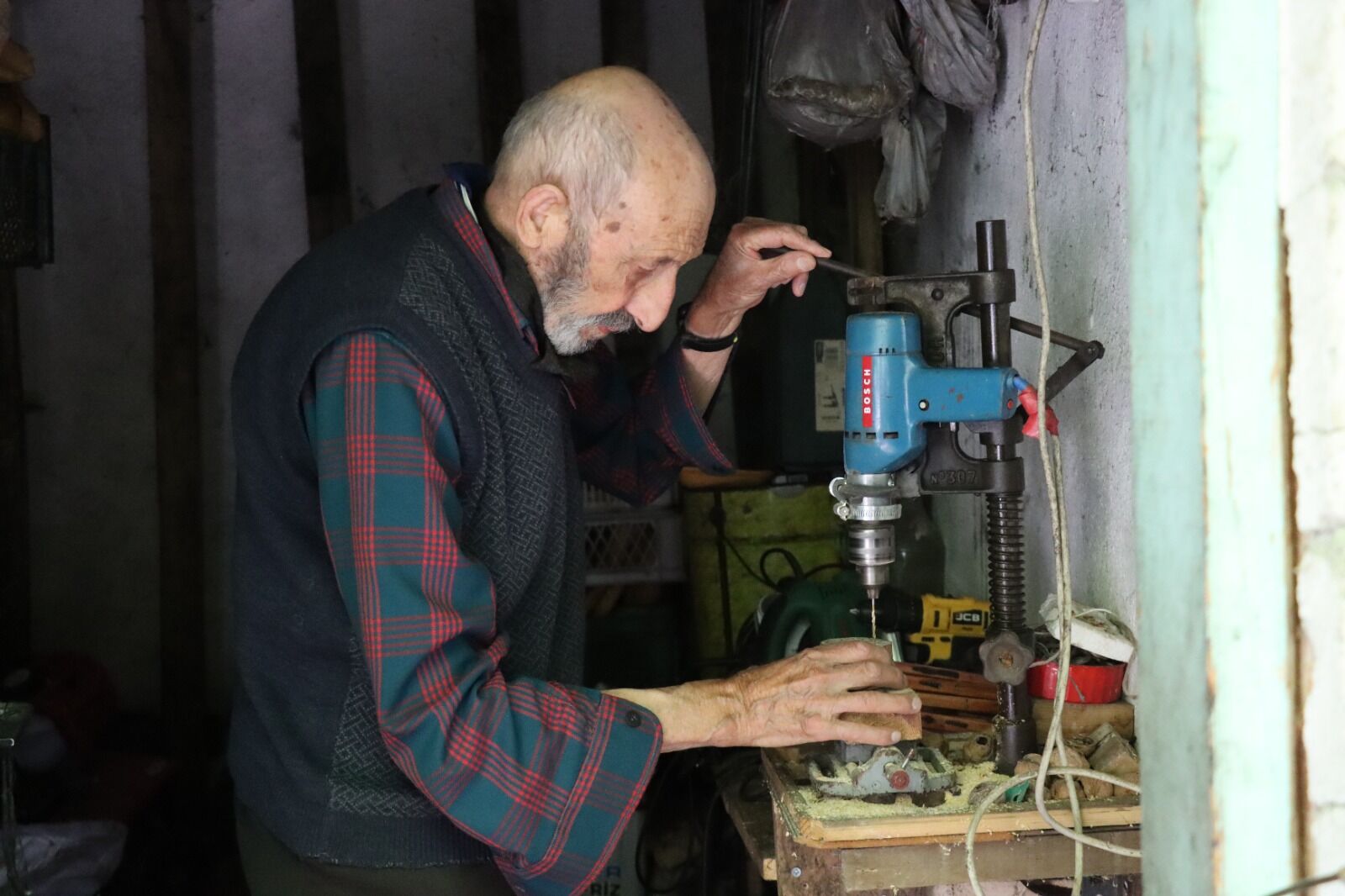 Erzincan'da Yaşayan 84 Yaşındaki Emekli Memur Yücel Özarslan, Yıllardır Doğadan Topladığı Ve Geri Dönüştürdüğü Atık Malzemelerle Yaptığı Geleneksel Oyuncaklarla Geçmişin Oyun Kültürünü Yaşatmaya Devam Ediyor (1)