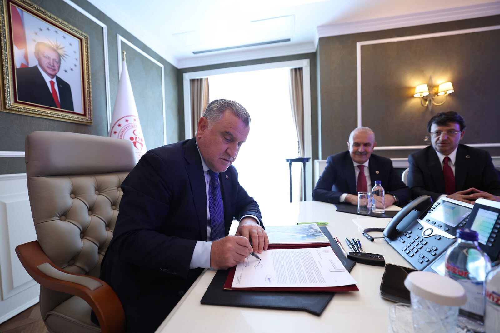 Gençlik Ve Spor Bakanı Osman Aşkın Bak, Van'da Inşa Edilecek Van Stadyumu Ve Yaşam Kompleksi Projesine Ilişkin Protokolü Imzaladı (3)