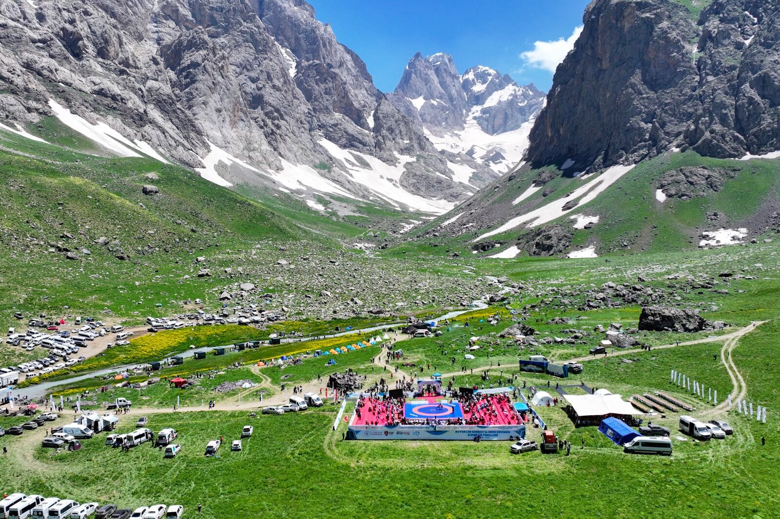 Hakkari’de Doğa Harikası Cennet Cehennem Vadisi, Serbest Ve Grekoromen Güreş Süper Lig Finallerine Ev Sahipliği Yaptı. Yaklaşık 3 Bin Rakımlı Yaylada Kurulan Minderlerde Güreşen Sporcular, Unutulmaz Bir Doğa Deneyimi Yaşadı (1)
