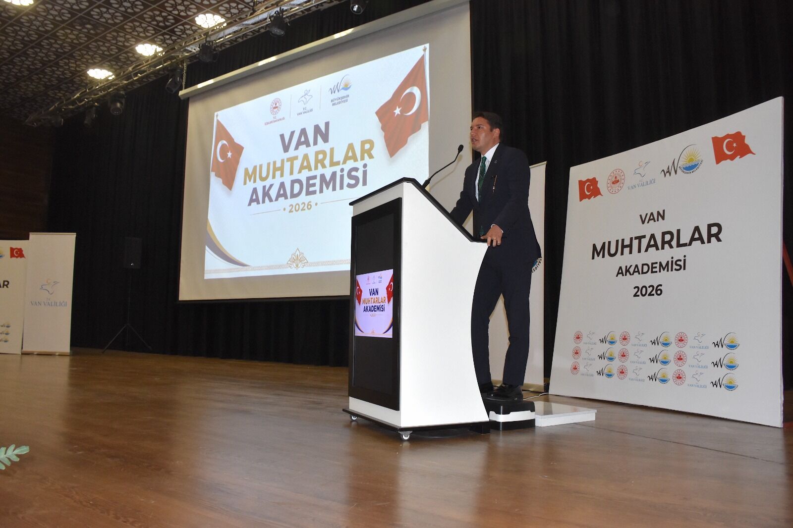 İçişleri Bakanlığı Himayesinde, Van Valiliği Ile Van Büyükşehir Belediyesinin Iş Birliğinde Düzenlenen Muhtarlar Akademisi Eğitim Programı Başladı (1)