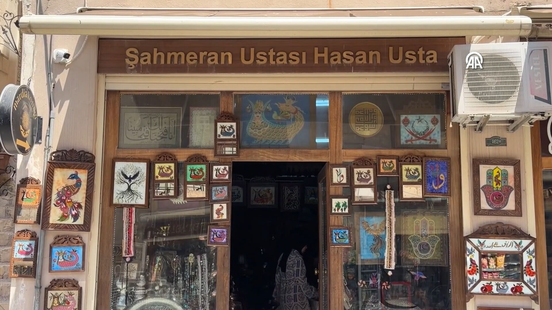 Mardin’de 58 Yıldır Bakıra Hayat Veren Hasan Özcan Ile 10 Yıldır Cam Altı Boyama Sanatıyla Uğraşan Kızı Seda Özcan, Aynı Atölyede Mezopotamya’nın Kültürel Mirasını Farklı Malzemelere Işliyor (1)