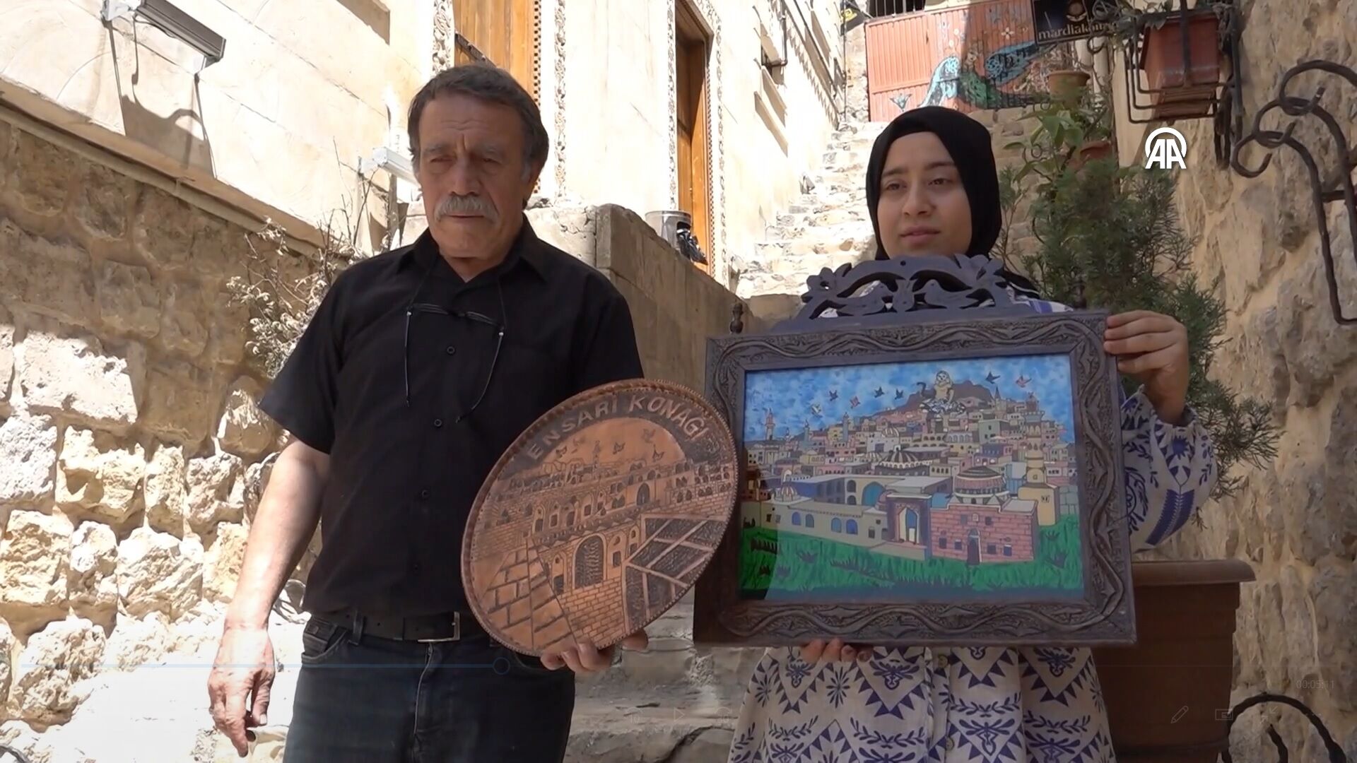 Mardin’de 58 Yıldır Bakıra Hayat Veren Hasan Özcan Ile 10 Yıldır Cam Altı Boyama Sanatıyla Uğraşan Kızı Seda Özcan, Aynı Atölyede Mezopotamya’nın Kültürel Mirasını Farklı Malzemelere Işliyor (3)