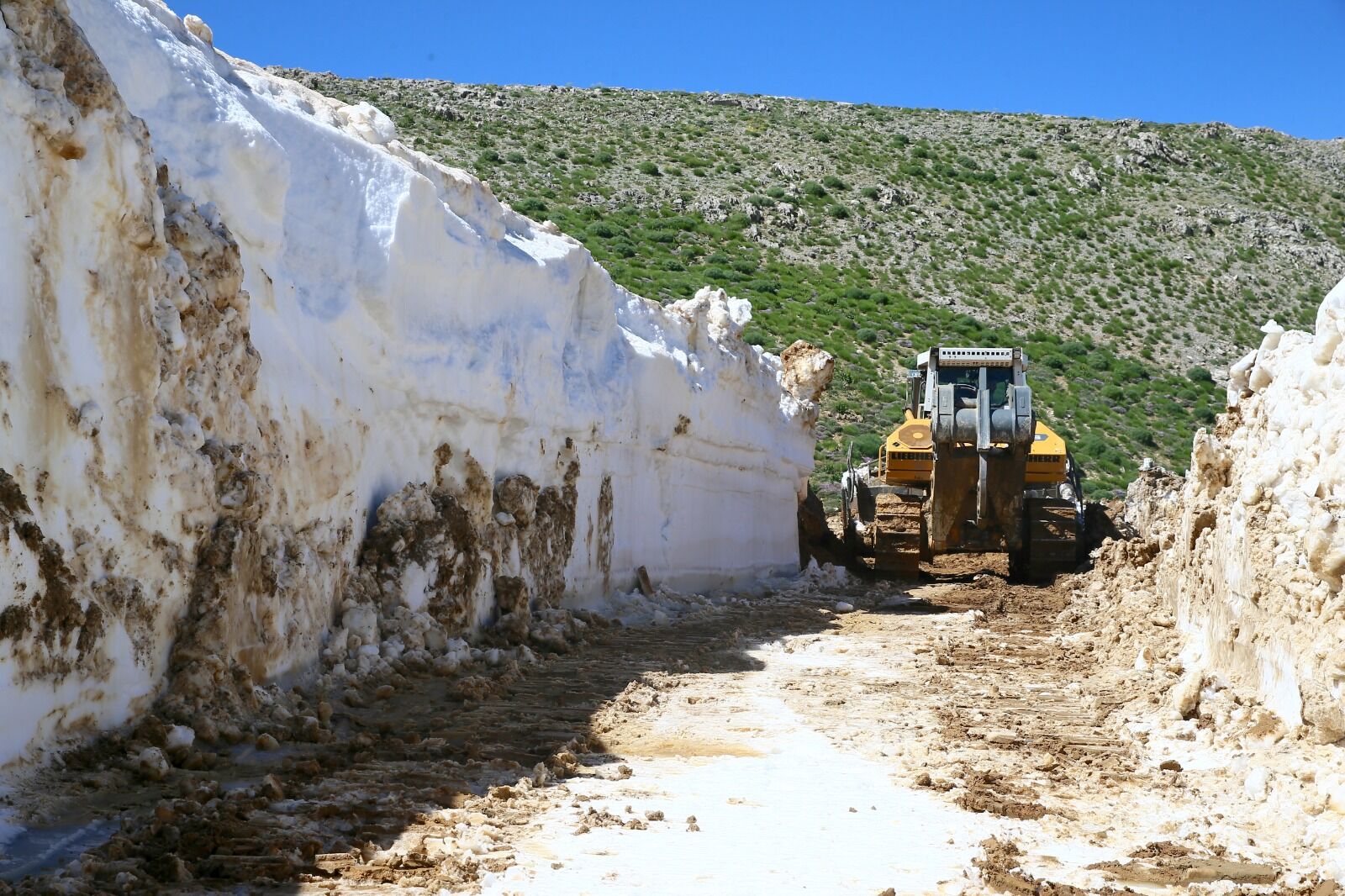 Muş’ta Kış Boyunca Kar Nedeniyle Kapanan Yayla Ve Mezra Yolları, İl Özel İdaresi Ekipleri Tarafından Açılıyor. (1)