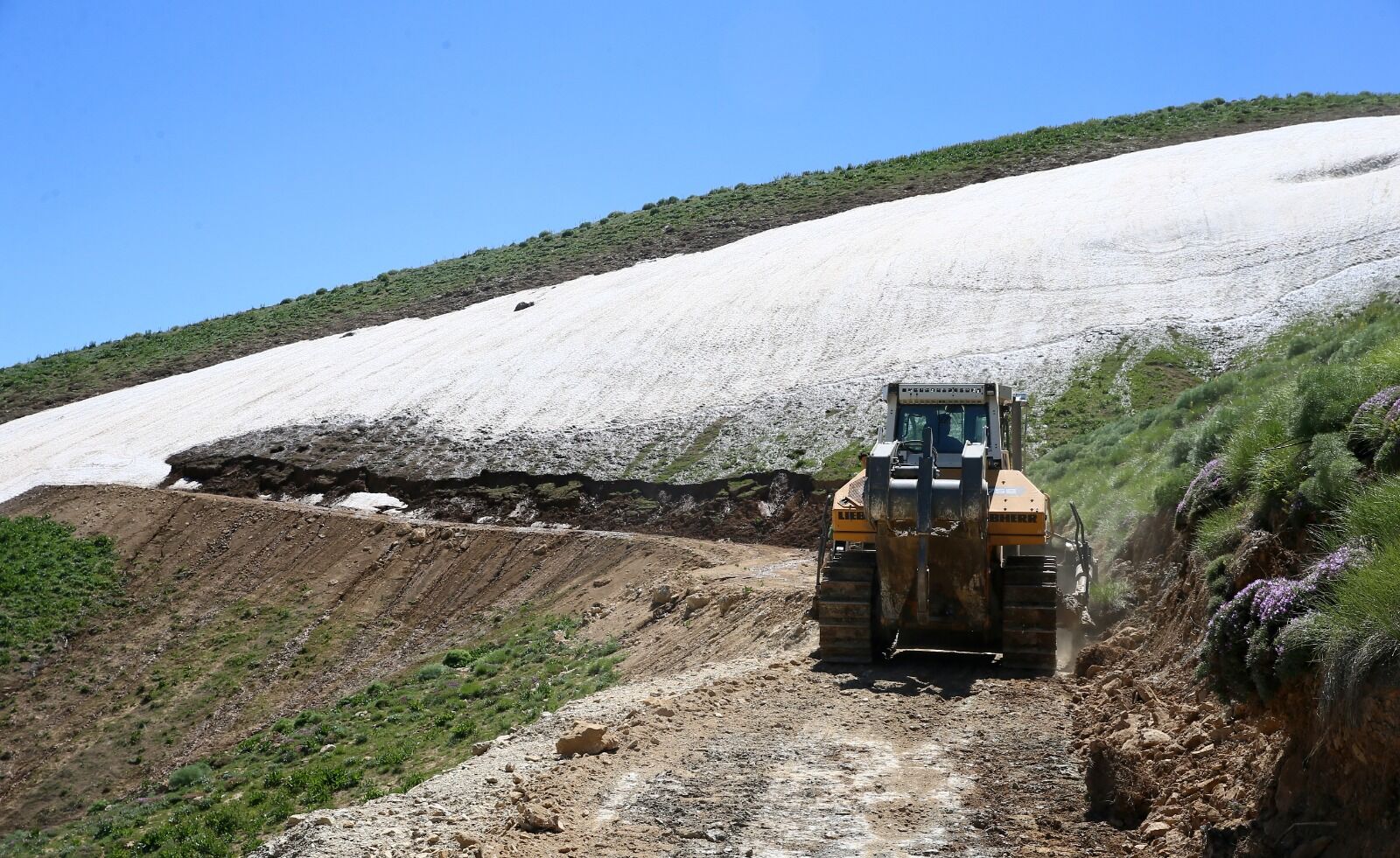 Muş’ta Kış Boyunca Kar Nedeniyle Kapanan Yayla Ve Mezra Yolları, İl Özel İdaresi Ekipleri Tarafından Açılıyor. (2)