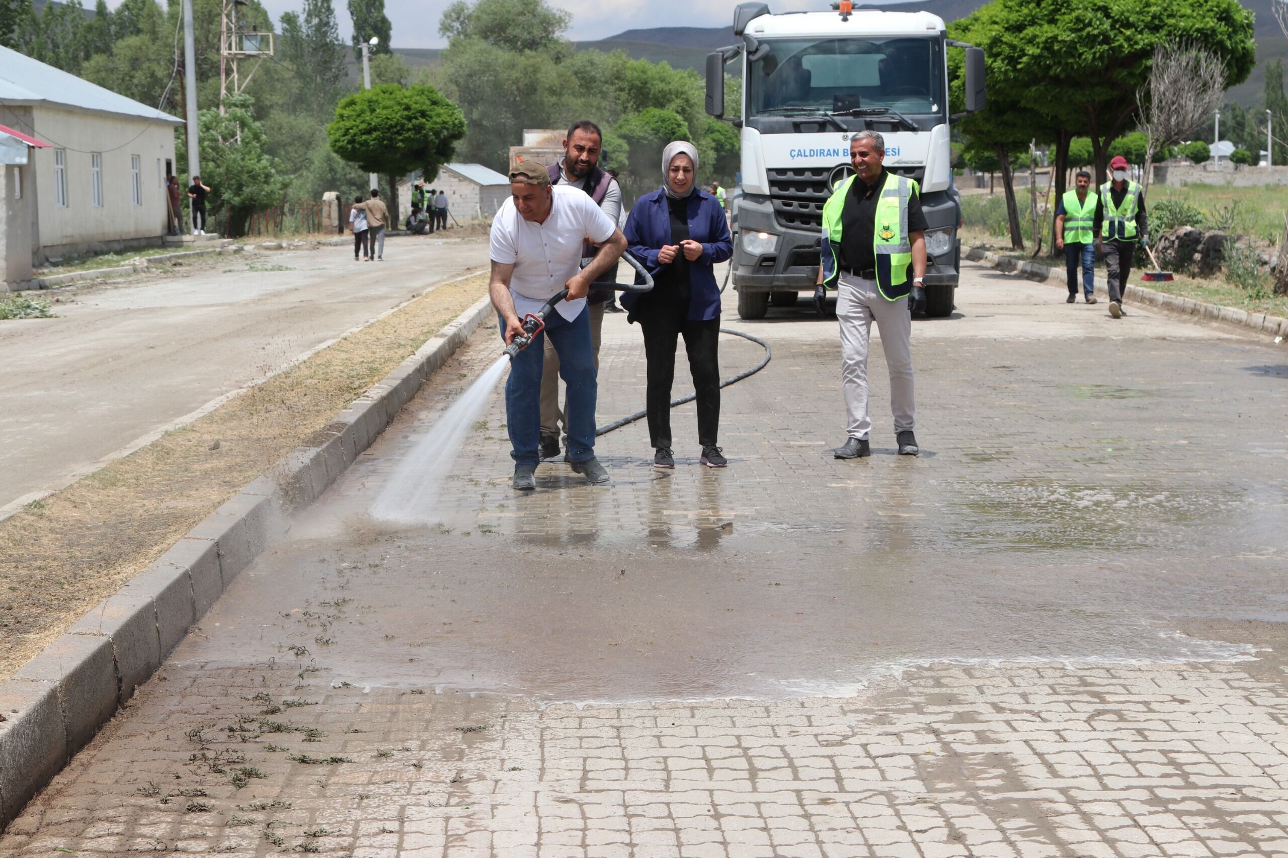 Özalp Belediyesi'nden Mahallelerde Temizlik Mesaisi (2)