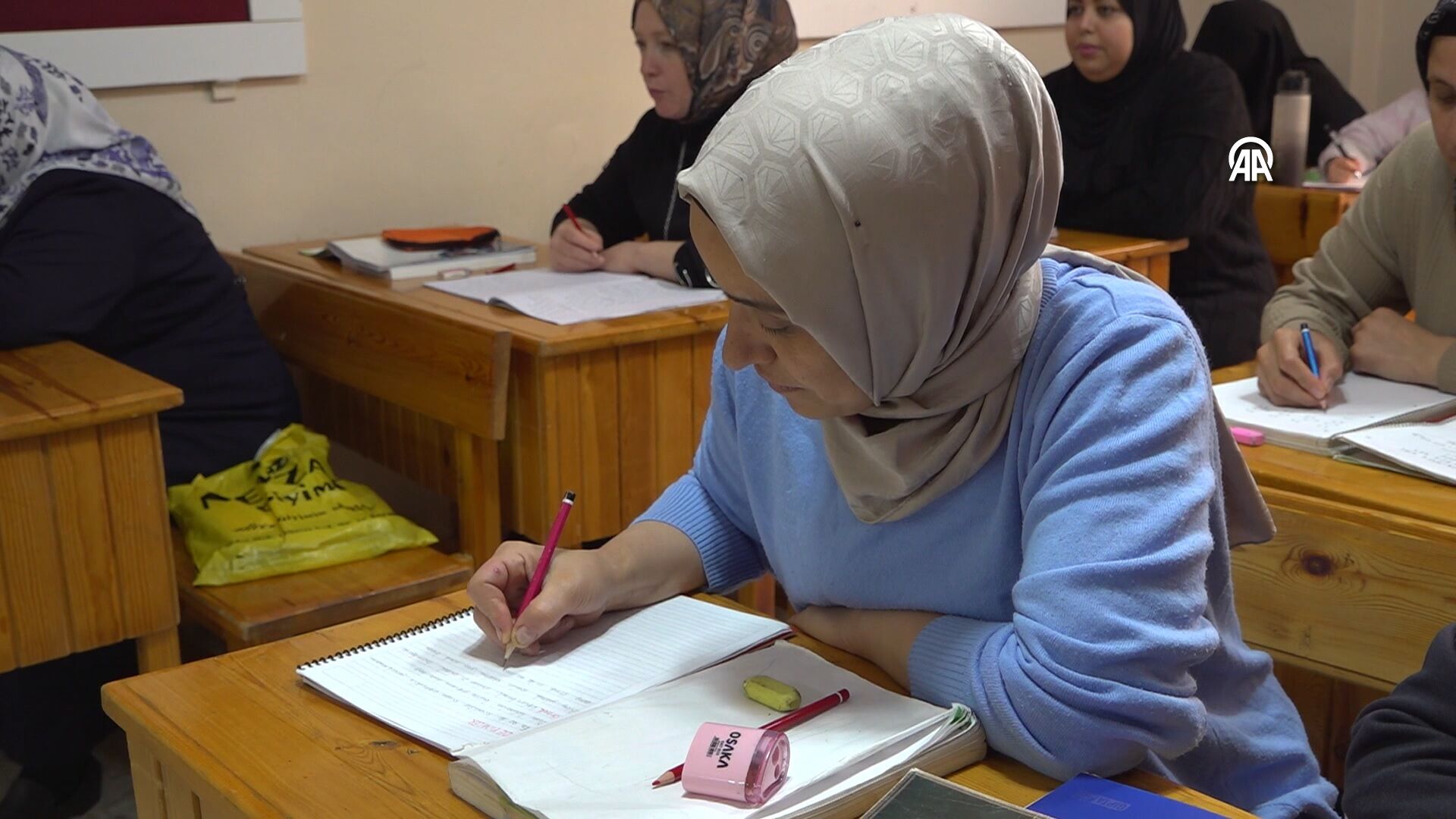 Siirt'te Yaşayan 36 Yaşındaki Hanife Çelepkolu, Halk Eğitimi Merkezi Bünyesinde Açılan Okuma Yazma Kursuna Katılarak Yıllardır Yaşadığı Zorlukları Geride Bıraktı-1