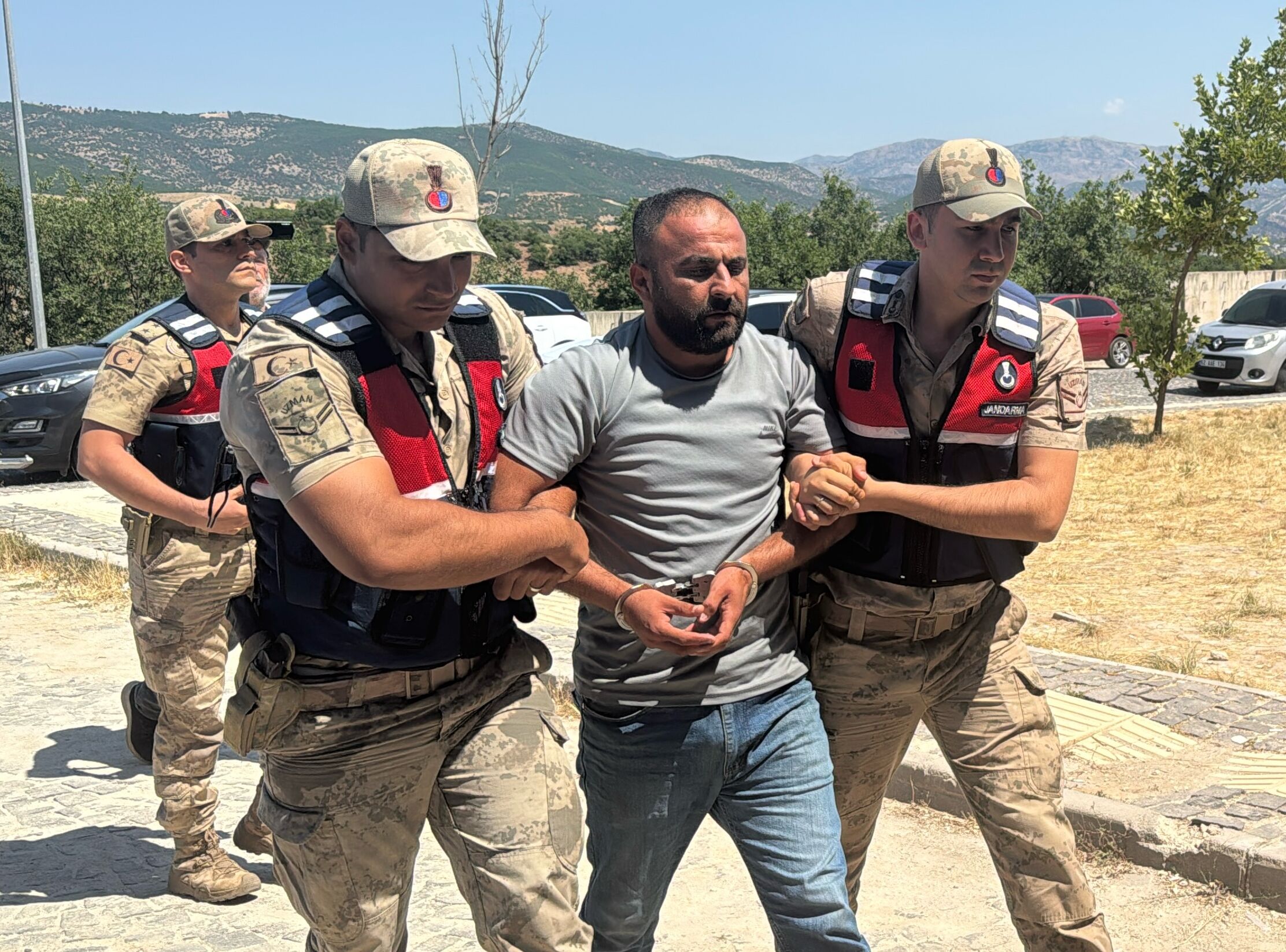 Tunceli'de 5 Ocak 2020'Den Itibaren Kendisinden Haber Alınamayan Üniversite Öğrencisi Gülistan Doku Ile Ilgili Yürütülen Soruşturmada Gözaltına Alınan 15 Şüpheliden 2'Si Adliyeye Sevk Edildi (1)