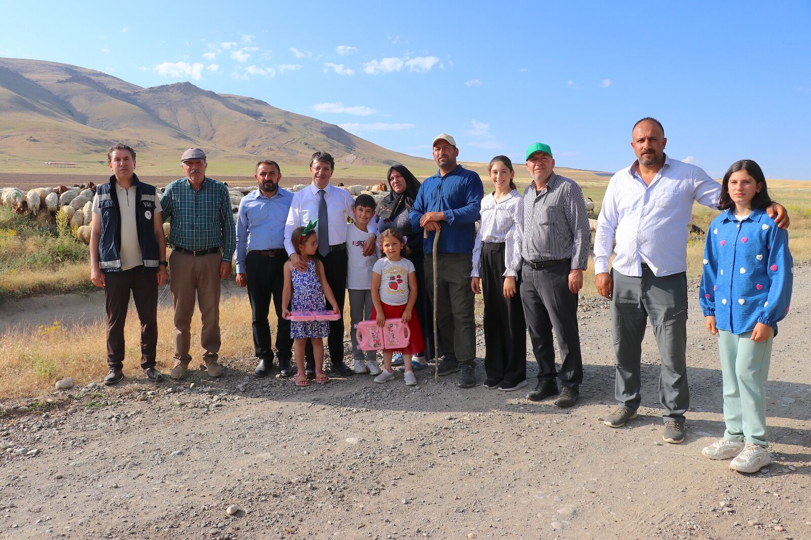 Tuşba’da Yaşayan 5 Çocuk Annesi Gülçin Şahar, Devletten Aldığı 40 Koyunluk Hibe Desteğini 10 Yılda 400 Koyuna Çıkararak; Ürettiği Otlu Peynir Ve Tereyağıyla Da Ailesinin Geçimine Büyük Katkı Sağlıyor (1)