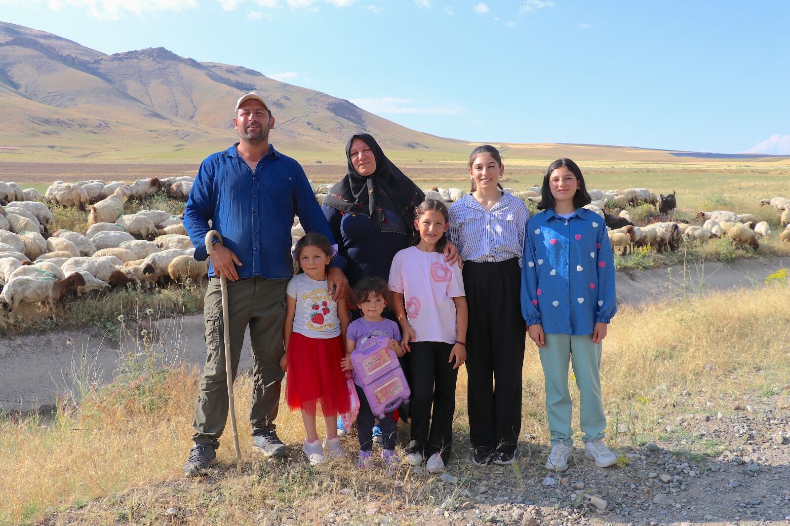 Tuşba’da Yaşayan 5 Çocuk Annesi Gülçin Şahar, Devletten Aldığı 40 Koyunluk Hibe Desteğini 10 Yılda 400 Koyuna Çıkararak; Ürettiği Otlu Peynir Ve Tereyağıyla Da Ailesinin Geçimine Büyük Katkı Sağlıyor (6)