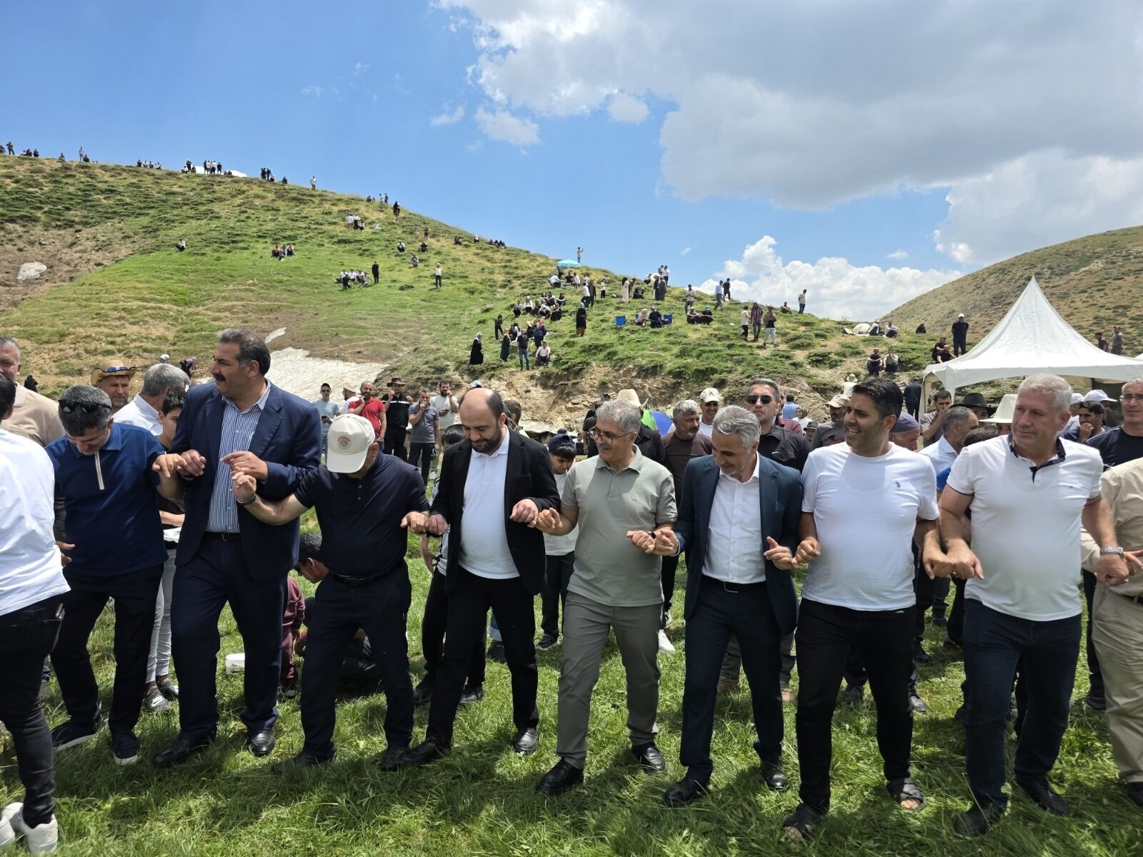 Vali, Festivalde Ata Binip Tırpanla Ot Biçti (1)