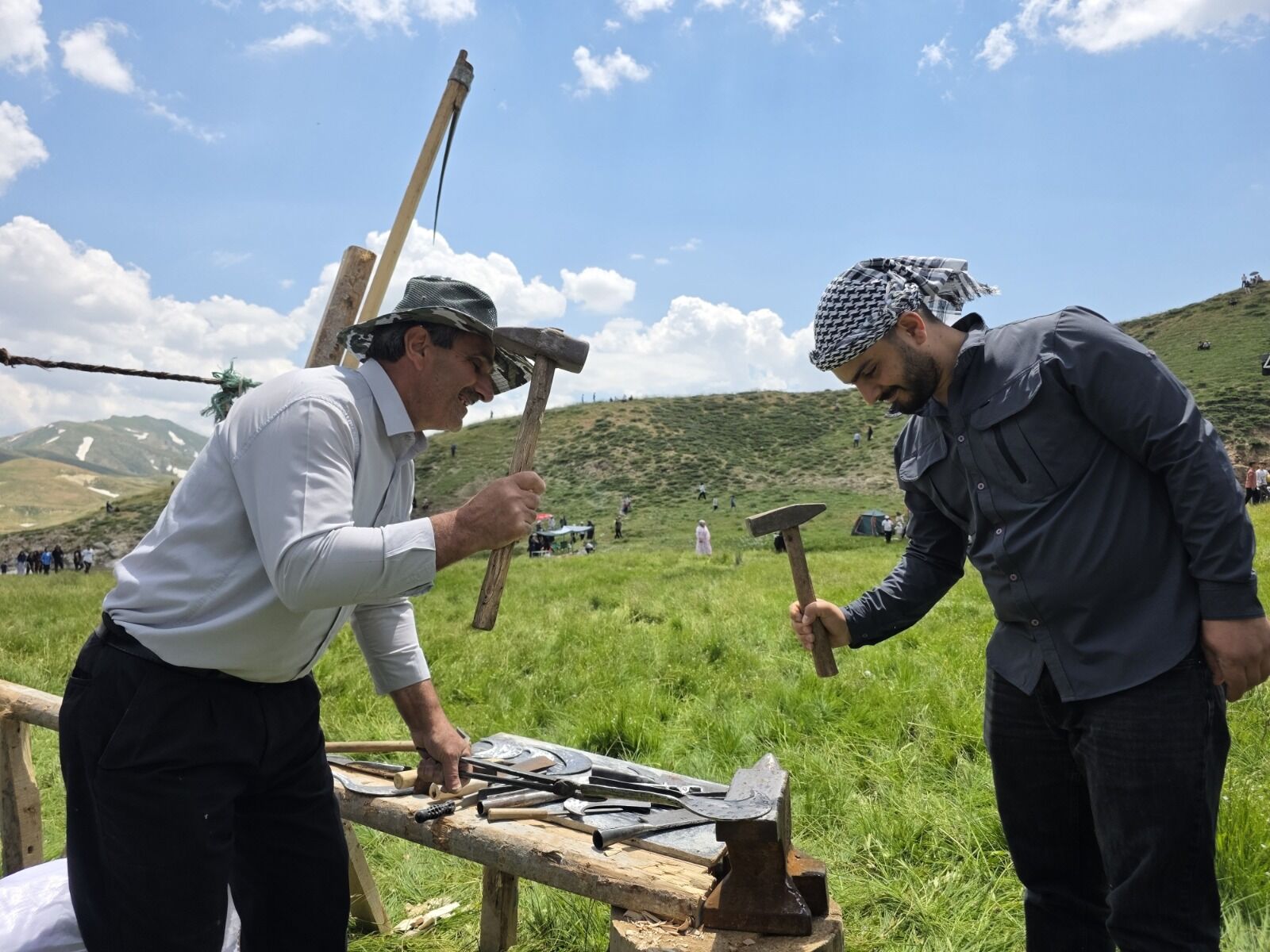 Vali, Festivalde Ata Binip Tırpanla Ot Biçti (2)