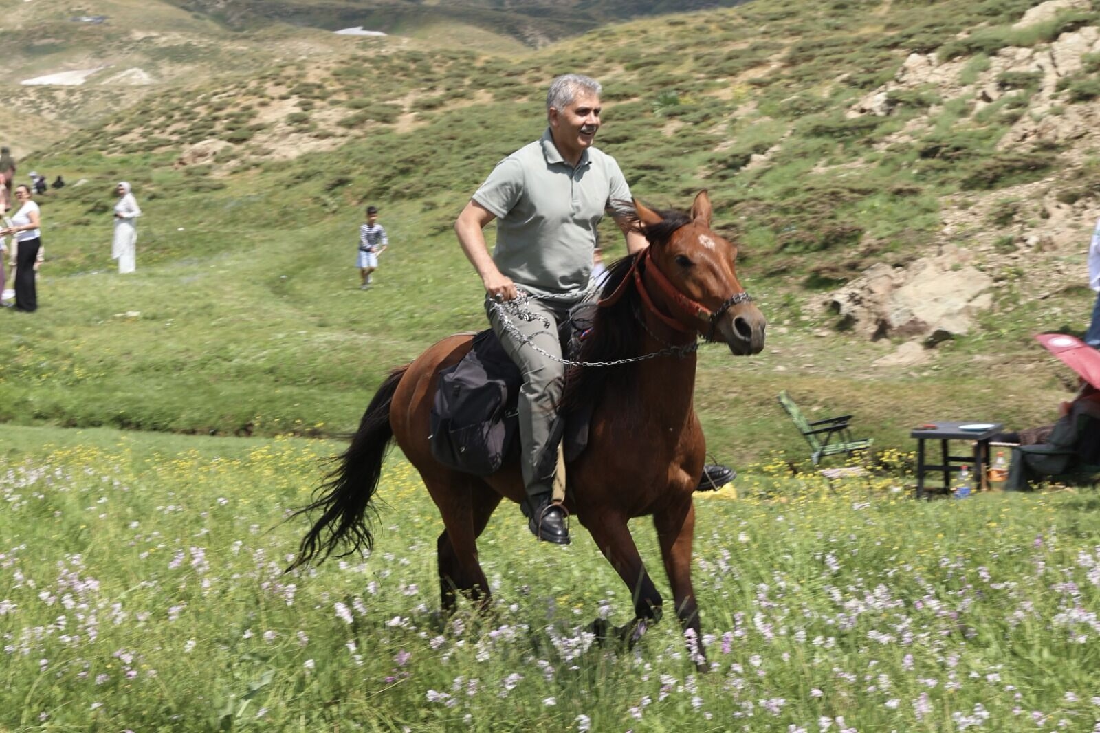 Vali, Festivalde Ata Binip Tırpanla Ot Biçti (4)