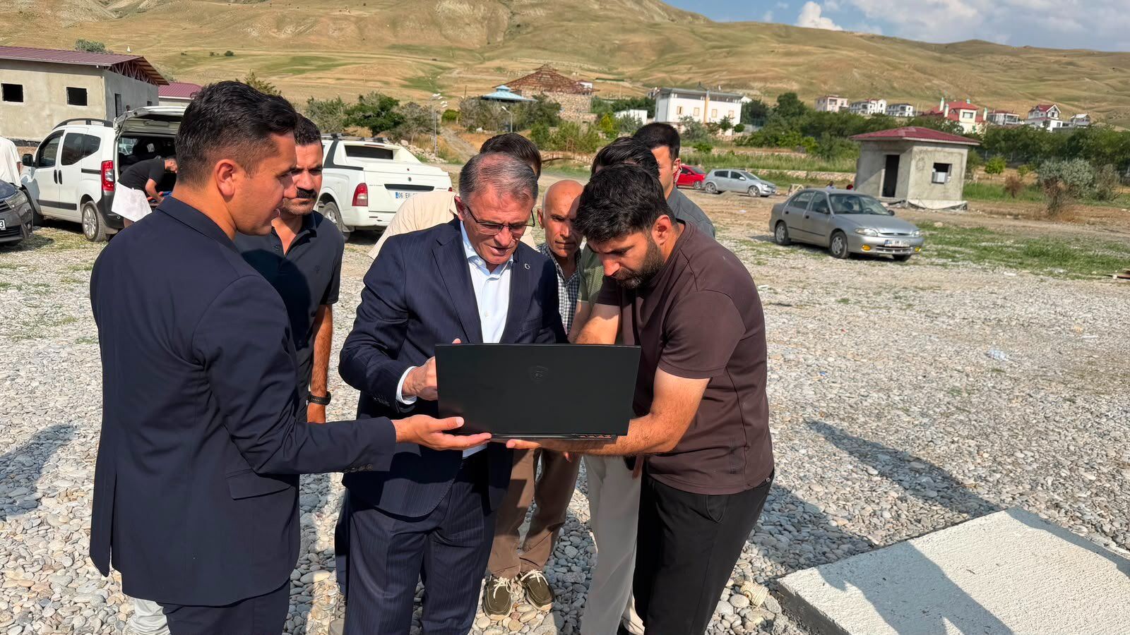 Van Valisi Ozan Balcı, Van Gölü Kıyısındaki Ayanıs Ve Mollakasım Mahallelerinde Yapımı Devam Eden 3 Halk Plajında Incelemelerde Bulundu (1)