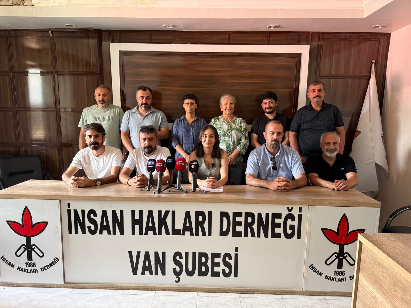 Van’da Da Çocuk Hakları Savunucuları İnsan Hakları Derneği (İhd)’De Bir Araya Geldi (1)