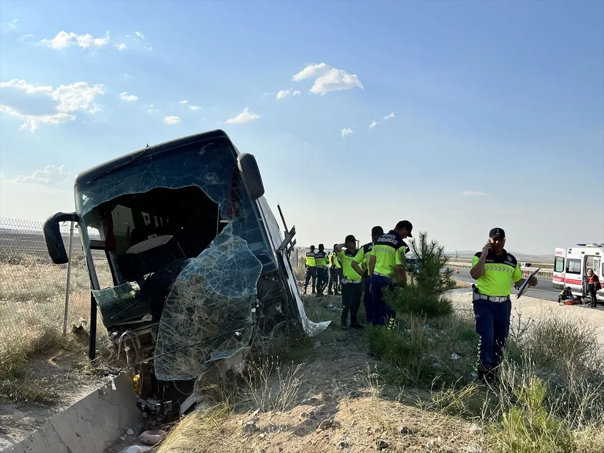 Van’dan Ankara’ya Giden Yolcu Otobüsü, Aksaray'da Meydana Gelen Trafik Kazasında Yoldan Çıktı. Kazada Otobüste Bulunan 44 Kişi Yaralandı (1)-1