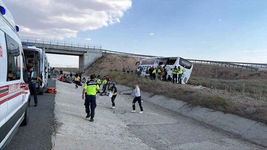 Van’dan Ankara’ya Giden Yolcu Otobüsü, Aksaray'da Meydana Gelen Trafik Kazasında Yoldan Çıktı. Kazada Otobüste Bulunan 44 Kişi Yaralandı (2)