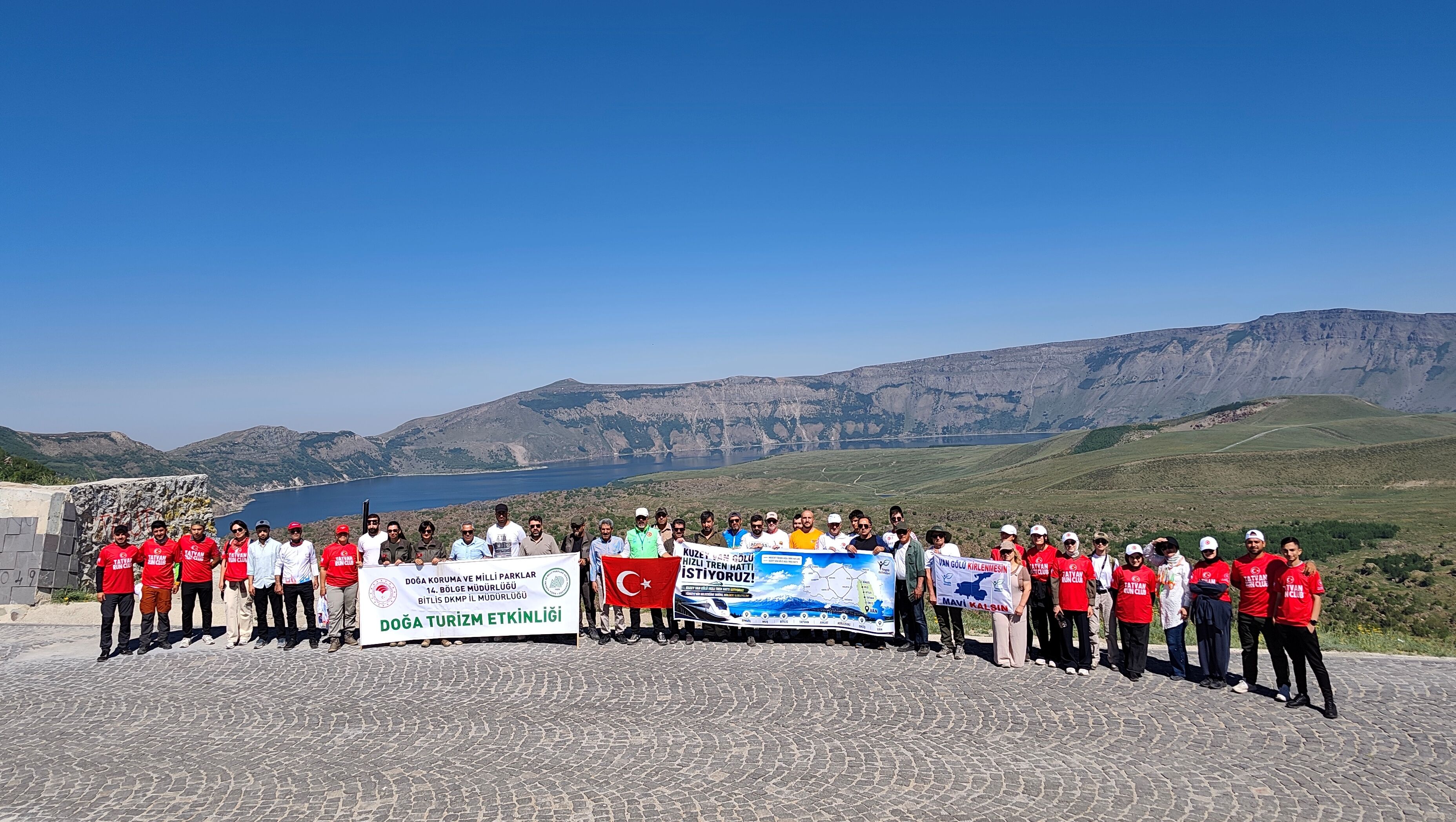 Vangölü Aktivistleri Derneği Üyeleri, Bitlis'teki Nemrut Kalderası'na Düzenledikleri Zirve Yürüyüşünde Van Gölü Havzası'nın Hızlı Tren Ağına Dahil Edilmesi Çağrısında Bulundu.