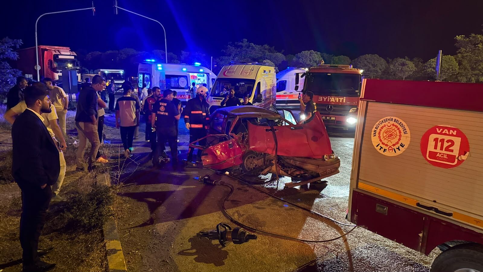 Van’ın Gevaş Gürpınar Yol Ayrımında Iki Otomobilin Çarpışması Sonucu Meydana Gelen Trafik Kazasında 8 Kişi Yaralandı. (1)