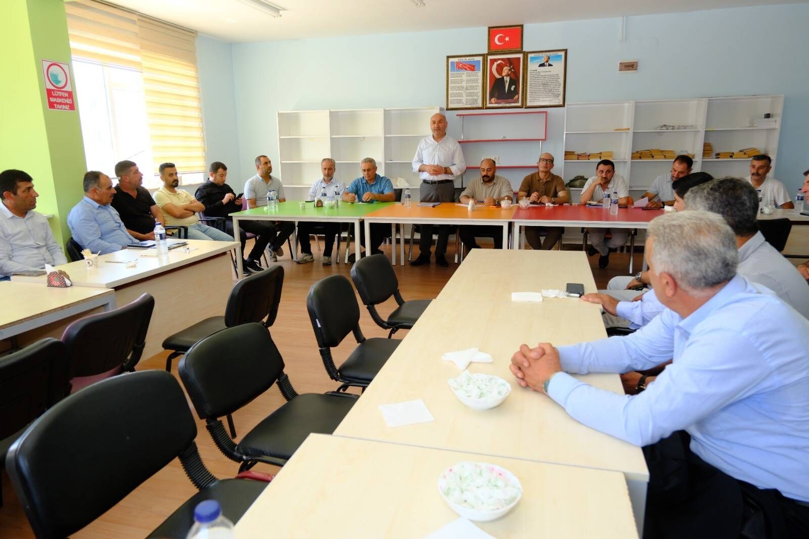 Van'ın İpekyolu Belediyesi, Erçek Bölgesinde Görev Yapan Mahalle Muhtarlarıyla Bir Araya Gelerek Kırsal Mahallelerin Ihtiyaçlarını Ve Çözüm Bekleyen Sorunlarını Değerlendirdi (3)