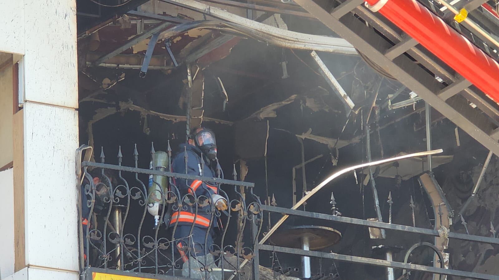 Van’ın İpekyolu Ilçesi Cumhuriyet Caddesi’nde Bulunan Üç Katlı Binanın En Üst Katındaki Iş Yerinde Henüz Belirlenemeyen Nedenle Yangın Çıktı (3)