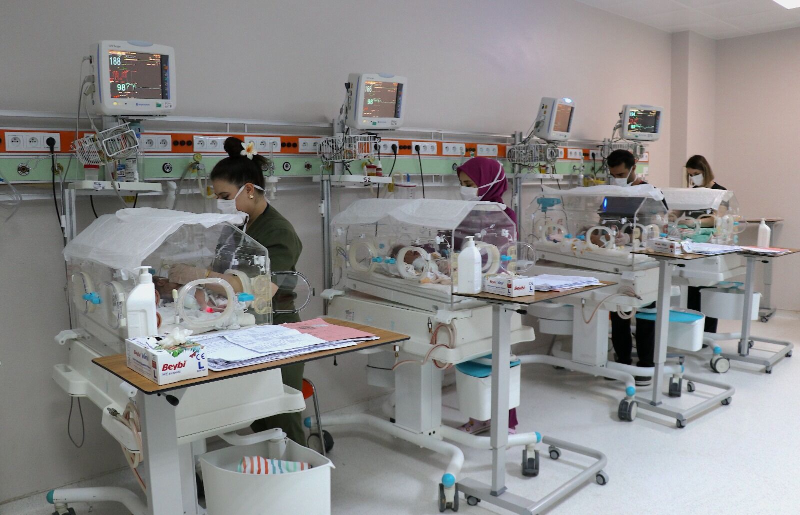 Van'ın Tuşba Ilçesinde Yaşayan Hacer Dikanlı, Erken Doğum Sancıları Nedeniyle Van Yüzüncü Yıl Üniversitesi Dursun Odabaş Tıp Merkezine Sevk Edildi. (2)