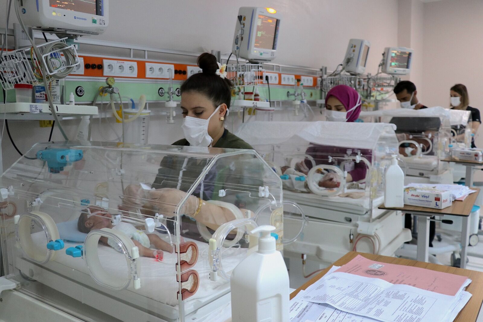 Van'ın Tuşba Ilçesinde Yaşayan Hacer Dikanlı, Erken Doğum Sancıları Nedeniyle Van Yüzüncü Yıl Üniversitesi Dursun Odabaş Tıp Merkezine Sevk Edildi. (6)