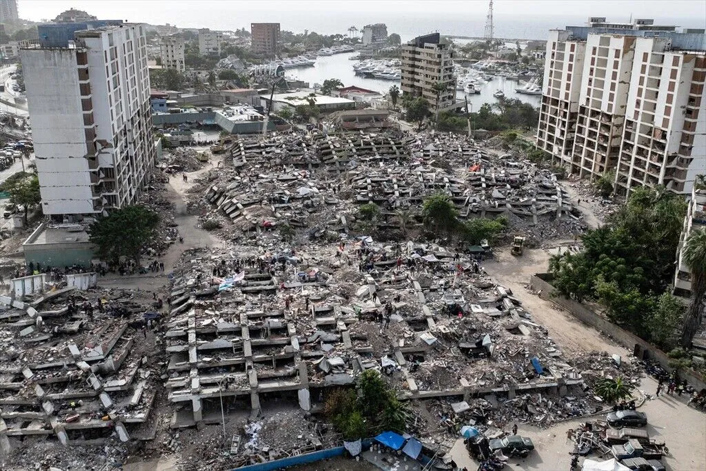 Venezuela'da 24 Haziran'da Meydana Gelen 7,2 Ve 7,5 Büyüklüğündeki Depremlerin En Ağır Etkilediği La Guaira Kentindeki Mahalleler Dronla Görüntülendi (4)